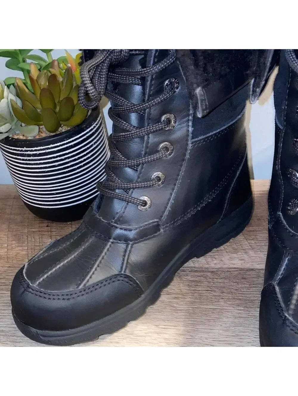 NWOT!! UGG Little Kids Unisex Black Butte II CWR Lace-Up Winter Boots Size 3